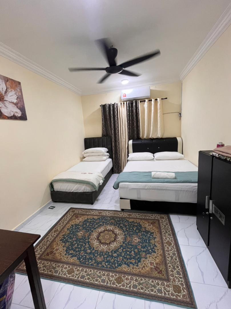 Bilik Tidur Utama Homestay Kayu Manis dengan katil queen size