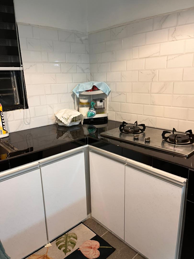 Dapur Moden Homestay Kayu Manis dengan peralatan lengkap