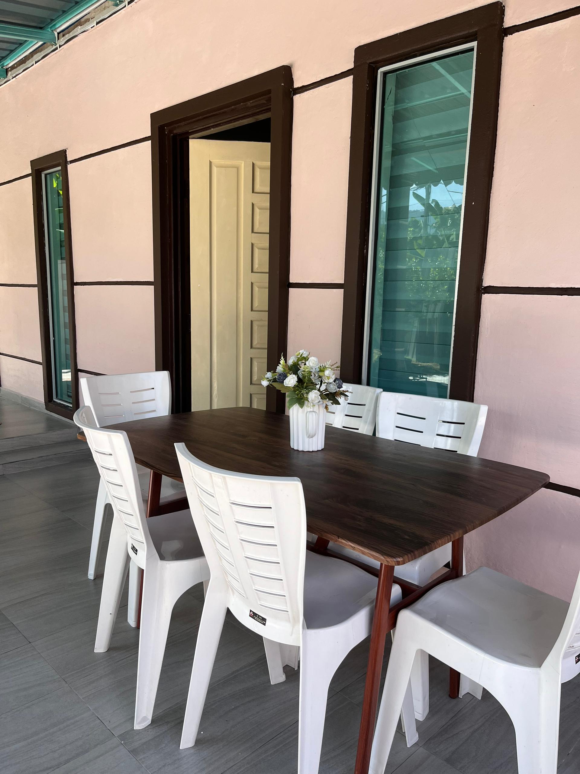 Ruang Makan Homestay Kayu Manis muat untuk 8-10 orang